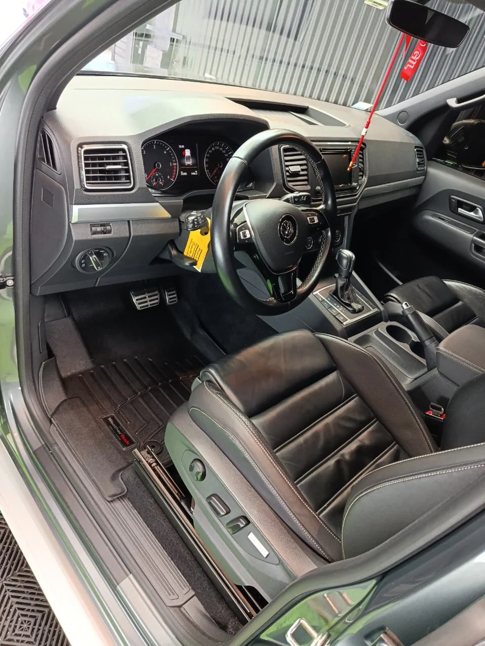 VW Amarok gris — Limpieza de interior — Butacas y tablero — 369 Detail, Lugano